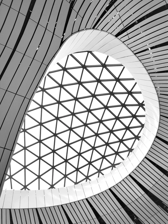 带有窗户的建筑的天花板