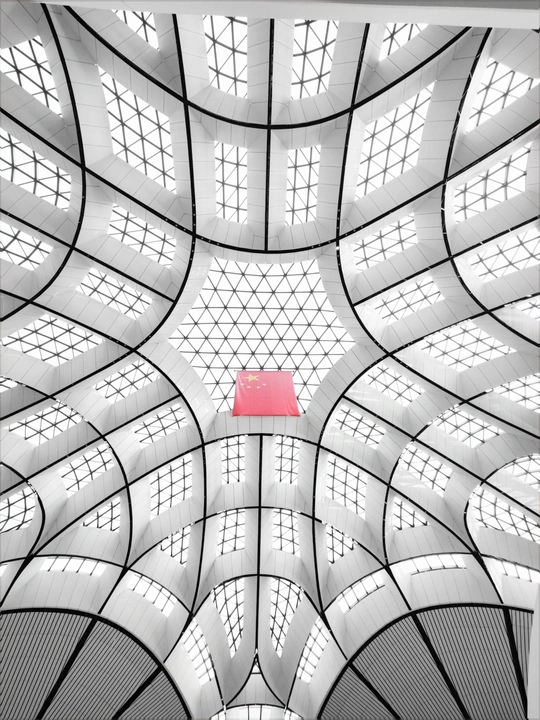 有很多窗户的楼房的屋顶