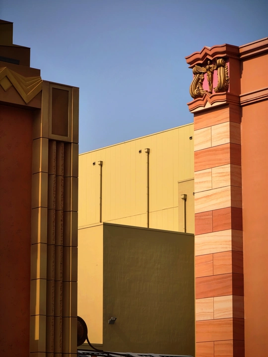 一栋带钟楼的摩天大楼