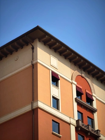 高楼公寓楼对抗蓝天