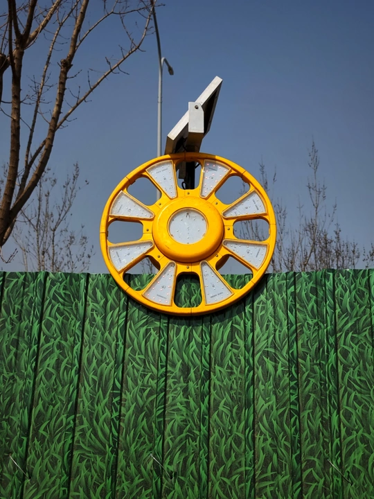 绿色围墙顶部的巨大时钟