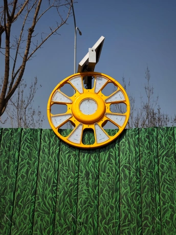 绿色围墙顶部的巨大时钟