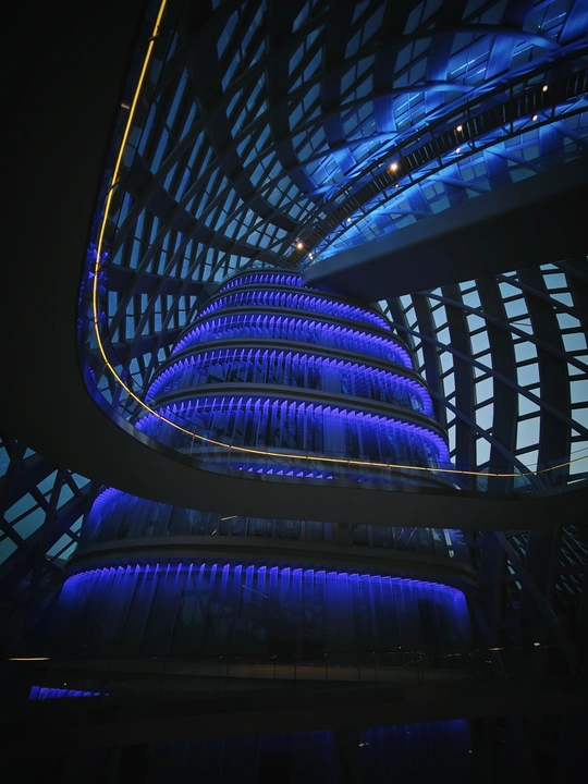 夜晚一栋建筑被照亮了蓝色