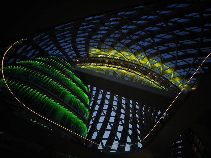 带有绿色灯光的建筑物