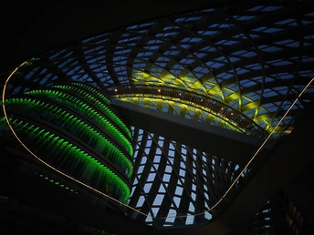 带有绿色灯光的建筑物