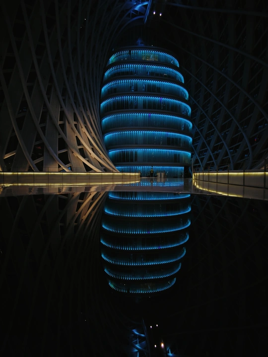 夜晚一座塔被点亮了