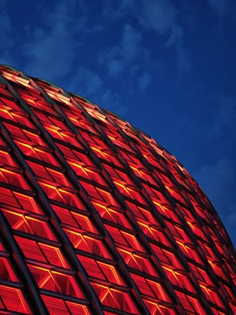 夜晚点亮的一座建筑