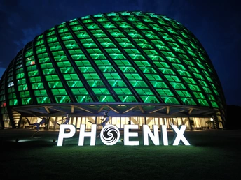 Sage Gateshead 的外部在晚上亮了起来。