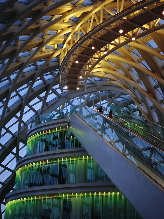 带有电梯向上运行的建筑内部