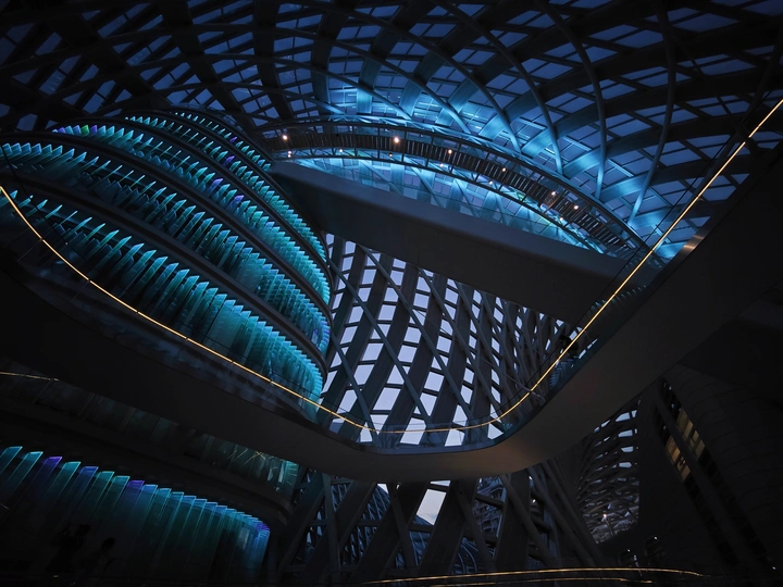 建筑物内部夜晚亮着灯