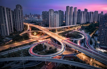暮光之城或日落时的城市照片 交通流量较轻