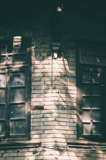 通过老砖楼窗户透过的光线的阴影