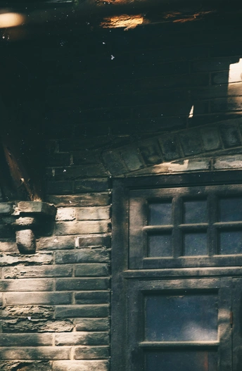 一座带有木门和窗户的老建筑