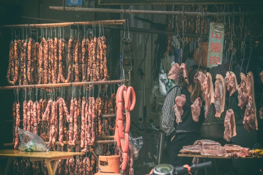 站在桌子前的男人 桌子上挂着食物