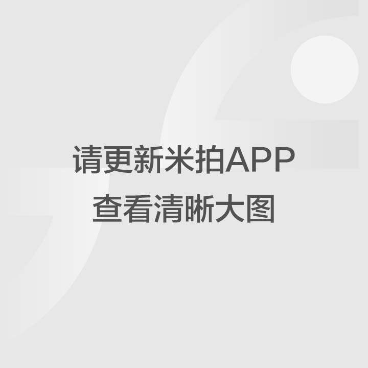 一个带有木制桌椅和木门 墙上挂有一幅艺术品的房间