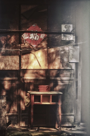 一个带有木制桌椅和木门 墙上挂有一幅艺术品的房间