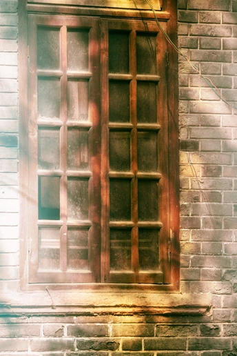 古老的砖墙 木门和楼梯