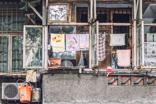 破旧的建筑物 窗户里堆满了东西