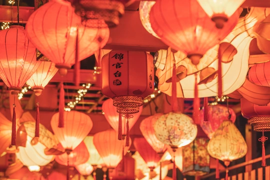 许多纸灯笼悬挂在屋顶上亮着。