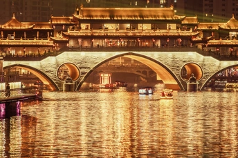 夜晚照亮一座跨水体的桥梁