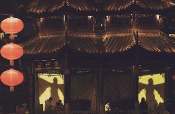夜晚点亮了红灯笼的建筑物
