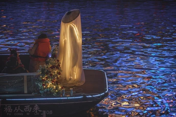 一个人穿着白色衣服在水上漂浮在一艘小船上