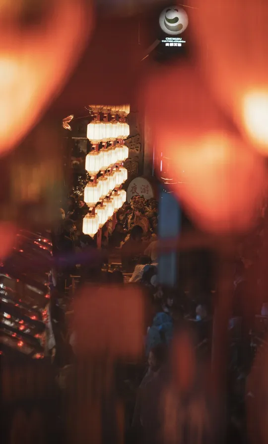 夜晚酒吧里的人群