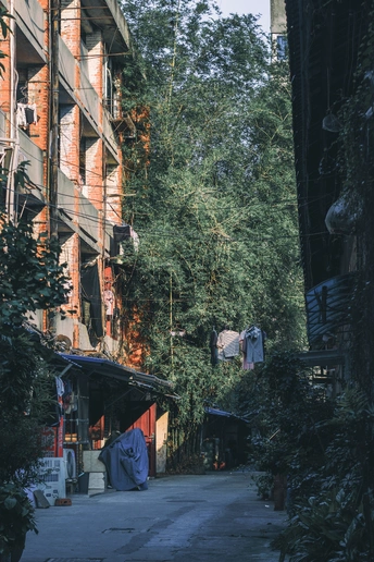 城市中建筑物之间的狭窄小巷