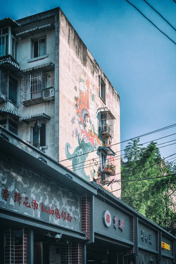 一条街道中间的老建筑