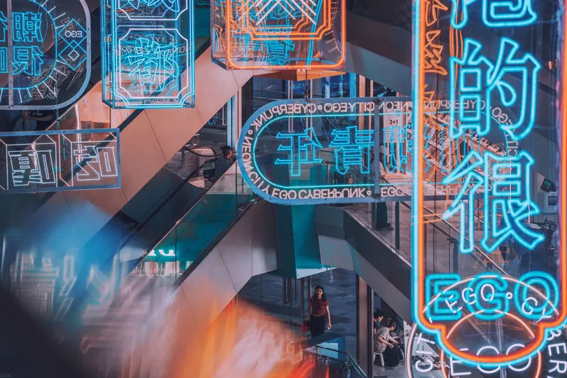 许多霓虹灯的建筑物图片