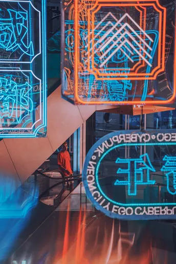 建筑内一盏氖灯亮了