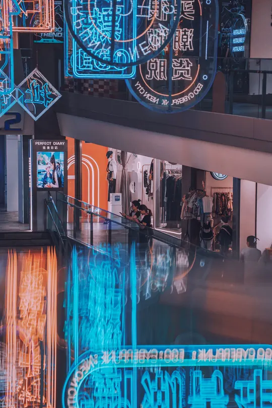 夜晚的城市 有很多霓虹灯