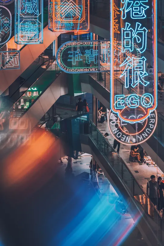 建筑内的自动扶梯上的人们