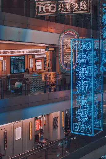 夜晚被霓虹灯照亮的一座建筑