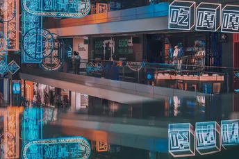 城市夜晚的街道 建筑物的倒影和水中的标志