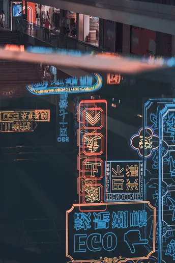 夜晚的城市 建筑物上挂着霓虹灯