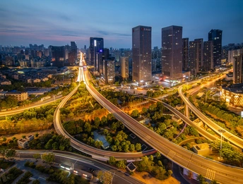 夜间高速公路上交通稀少的城市