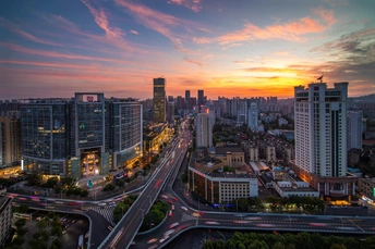 黄昏时的城市景色