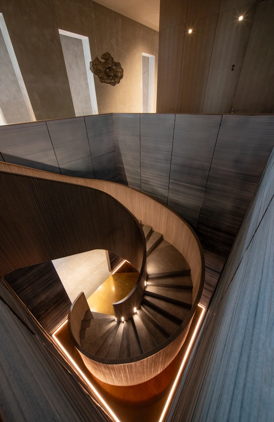 通往建筑物二楼的螺旋楼梯