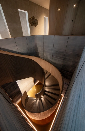 通往建筑物二楼的螺旋楼梯