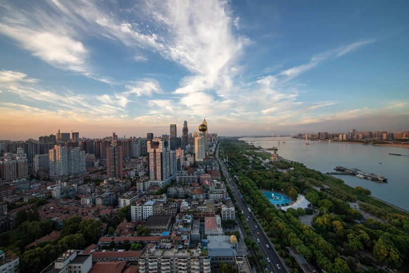 前景是一条河的城市鸟瞰图