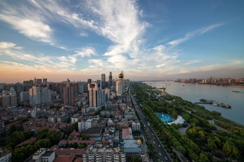 前景是一条河的城市鸟瞰图