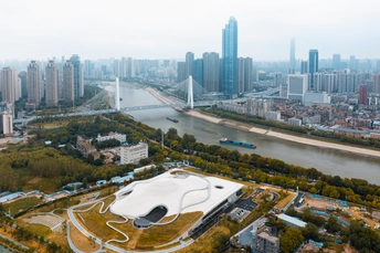 城市和河流的鸟瞰图 白色屋顶的建筑前有一个公园