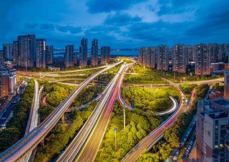 夜间高速公路上交通稀少的城市