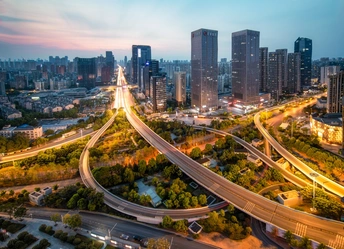 夜晚交通繁忙的城市