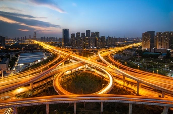 夜间交通繁忙的高速公路