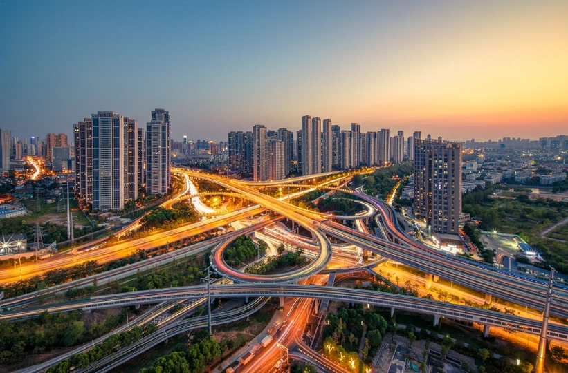 日落时分城市里繁忙的高速公路 交通繁忙