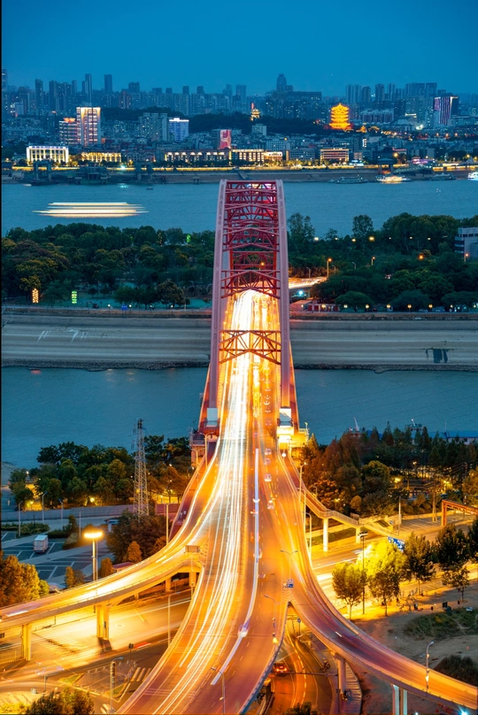 河上的一座桥 晚上有交通信号灯