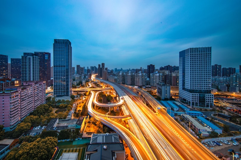 夜晚交通繁忙的城市