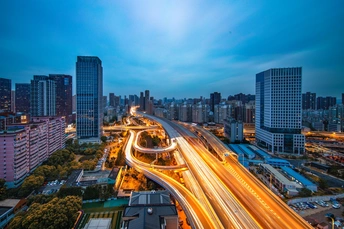 夜晚交通繁忙的城市